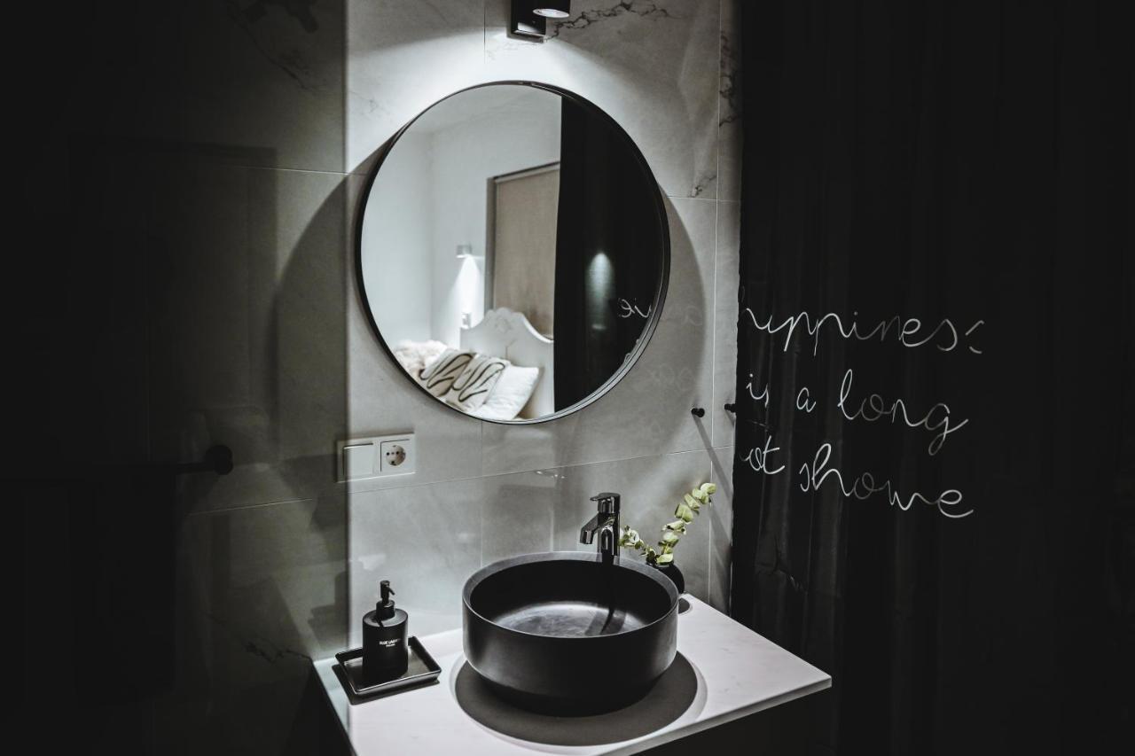ÁLKA - Luxurious Private Room by the Sea With Hot Tub Njarthvik Exterior foto