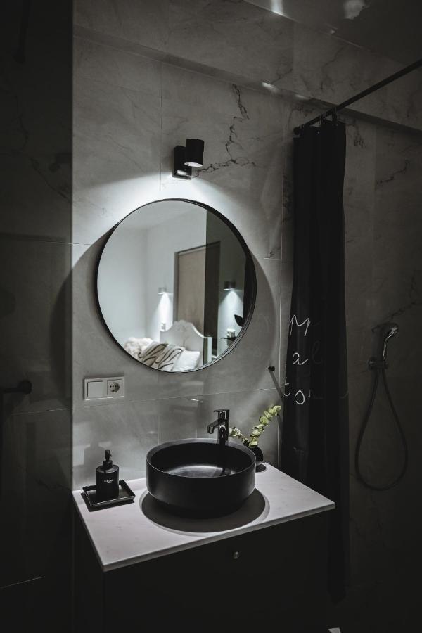 ÁLKA - Luxurious Private Room by the Sea With Hot Tub Njarthvik Exterior foto